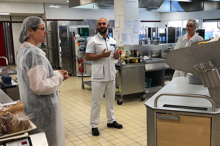 Suzanne en Cassandra krijgen rondleiding van Seif