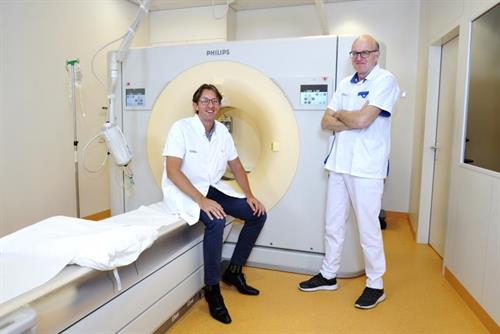 Radioloog Jorrit Noordmans (l) en senior laborant radiologie Wybren Remery (r) voor de nieuwe CT-scan.