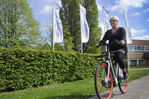 Sandra Bons op de elektrische fiets